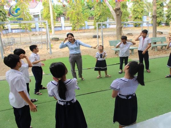 Khó khăn của trẻ khiếm thính trong hoạt động xã hội