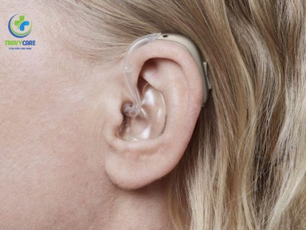 Sử dụng máy trợ thính hỗ trợ nghe cho người khiếm thính