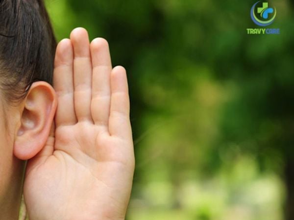 Giao tiếp với người bị câm điếc thể hiện qua thái độ lắng nghe