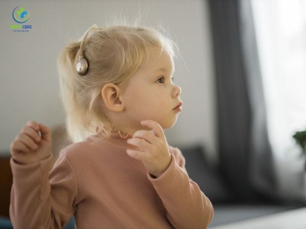 Máy trợ thính là giải pháp giúp bé có thể nghe được rõ hơn