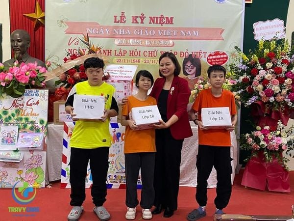 Học sinh của trường THCS dân lập dạy trẻ câm điếc Nhân Chính Hà Nội