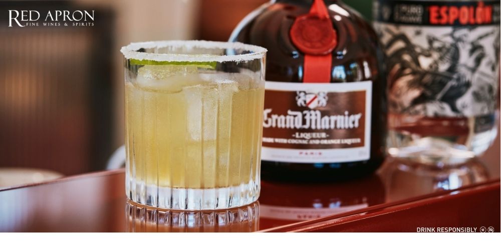 Ly Grand Margarita pha rượu grand marnier, tequila, nước cốt chanh tươi, viền muối