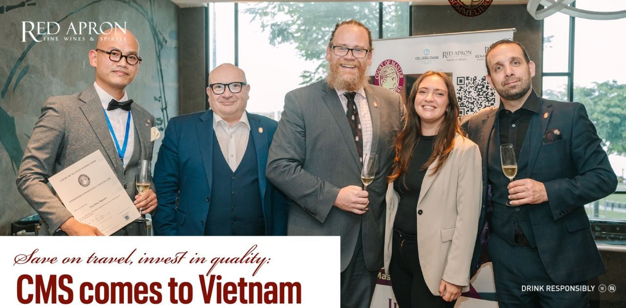 Các chuyên gia quốc tế chụp ảnh cùng đại diện Red Apron tại cuộc thi Court of Master Sommeliers