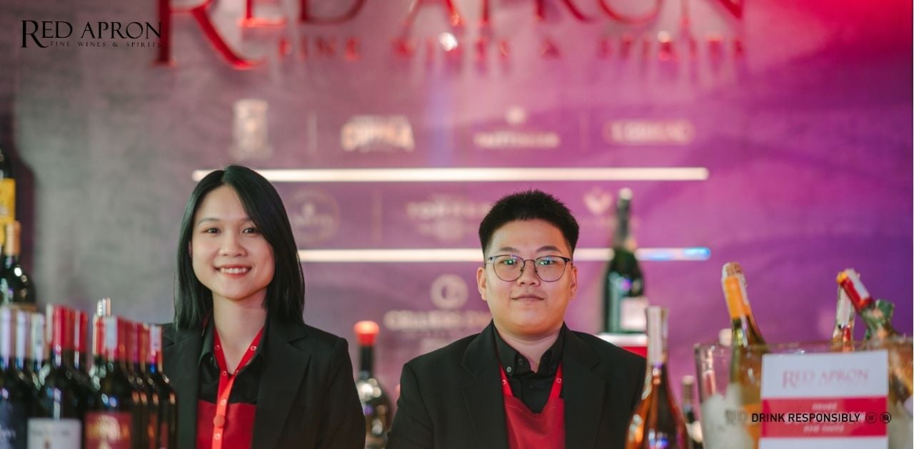 Bàn tiệc sang trọng với những chai vang cao cấp từ Red Apron tại sự kiện Michelin Guide