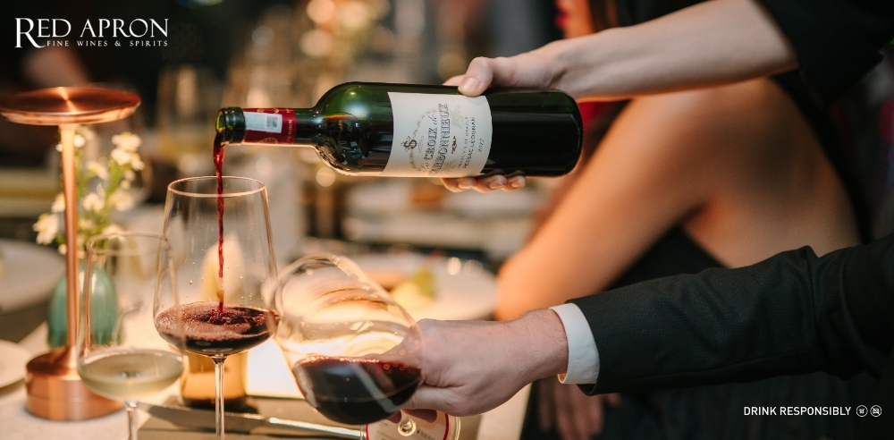 Ảnh bộ ly rượu Bordeaux và bình decanter, minh họa cách phục vụ rượu vang Pessac-Léognan đúng chuẩn.