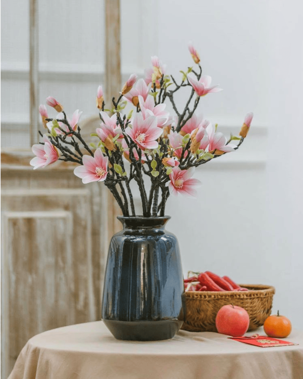 Lọ hoa sứ cao cấp giúp không gian làm việc trở nên sinh động
