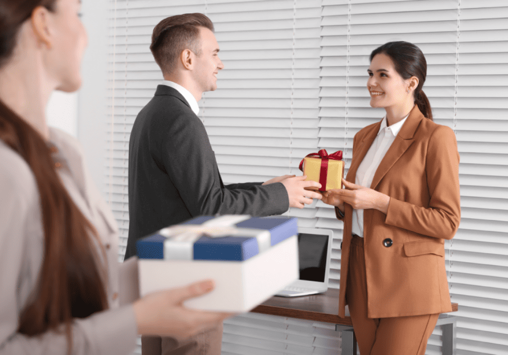 Doanh nghiệp nên chuẩn bị quà tặng cho nhân viên vào các dịp quan trọng