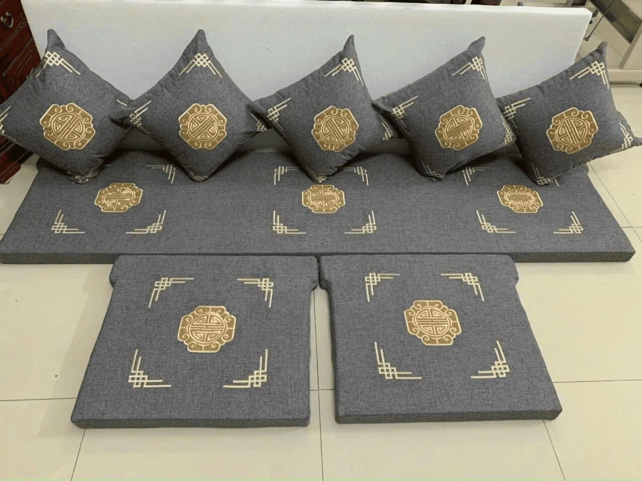ghế thêu tặng quà tân gia