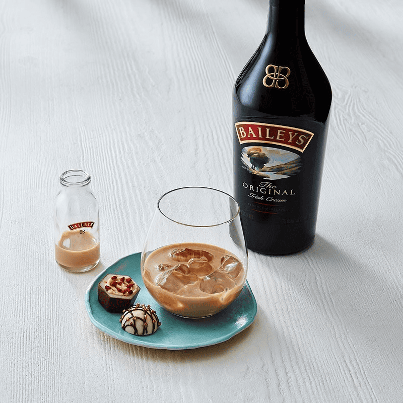 uống rượu Bailey với đá