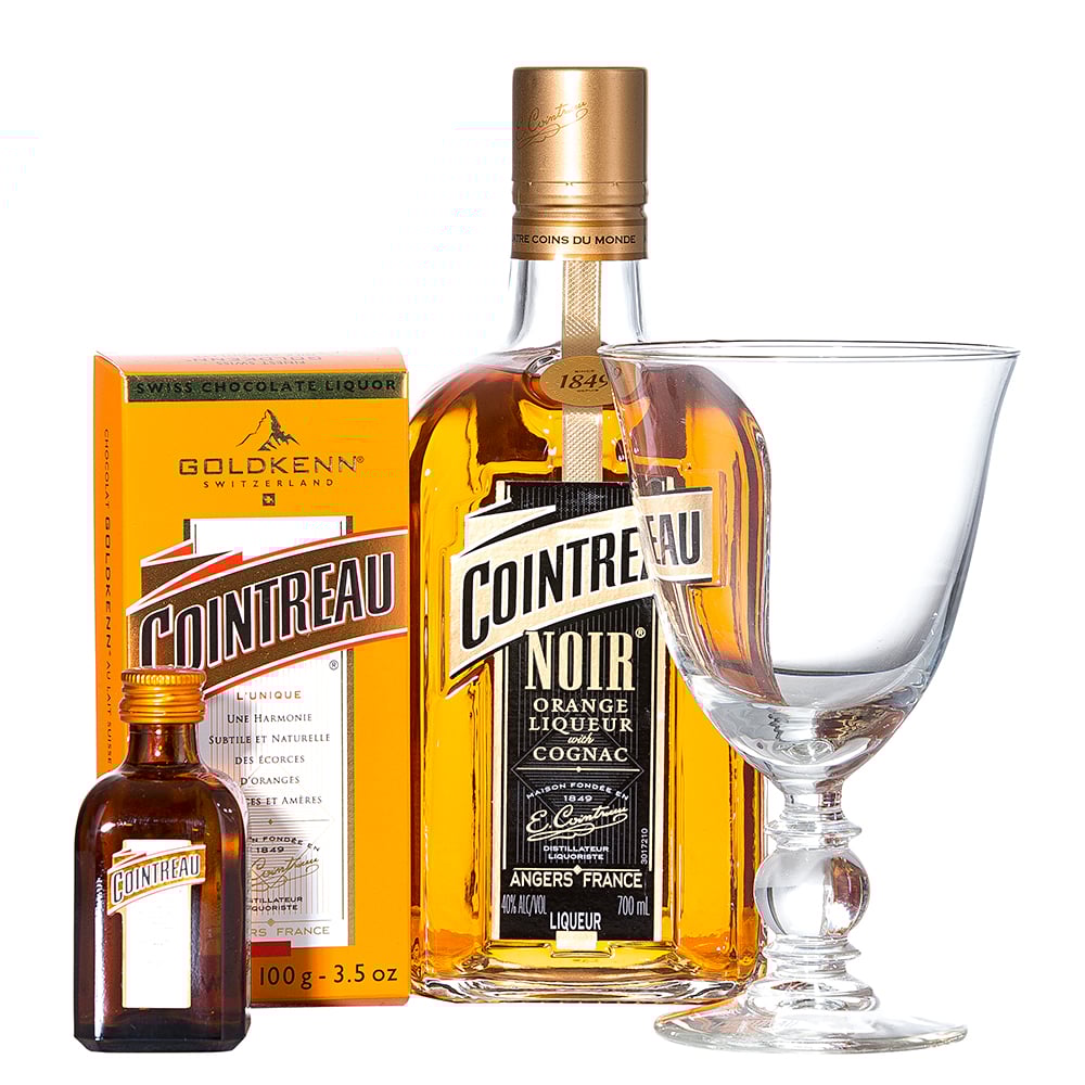 Rượu Cointreau Noir màu hổ phách ủ cognac phiên bản premium