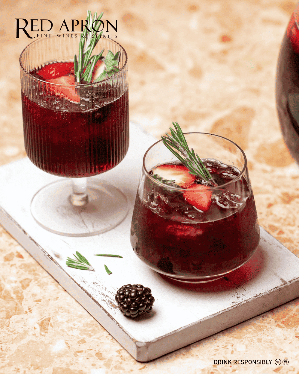 Thưởng thức ly Sangria trong không gian thư giãn cùng bạn bè