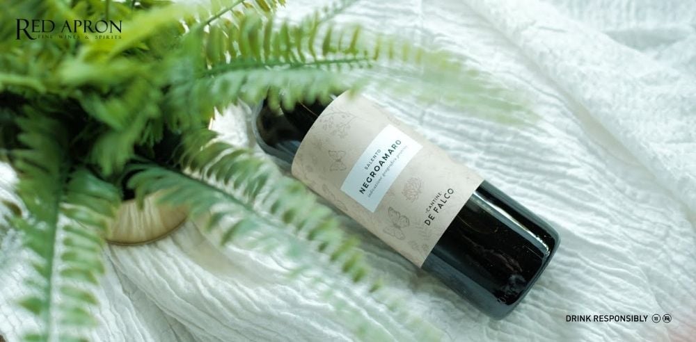 Chai rượu Cantine De Falco Negroamaro Salento IGP từ Puglia, Ý, nhãn chai rõ, ảnh chụp sản phẩm trên nền trung tính.