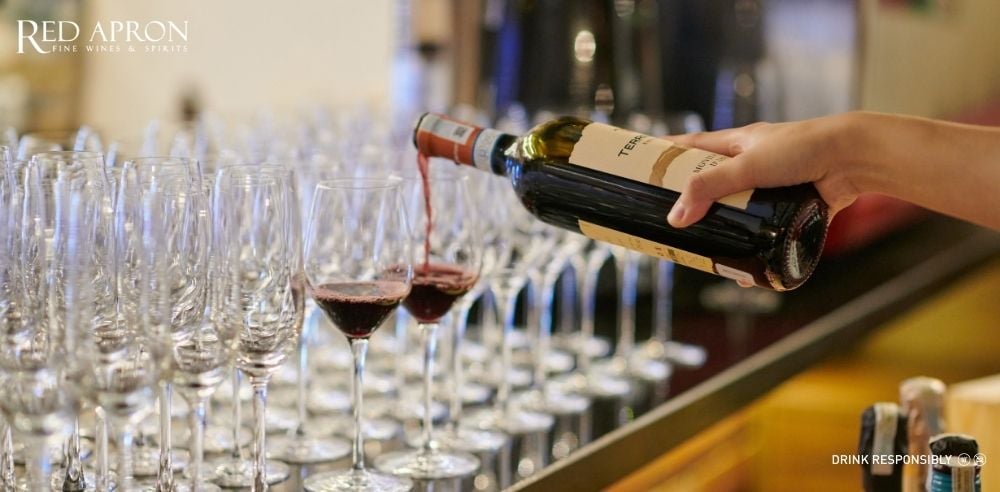 Bảng giá rượu vang Sangiovese 2025 tại Red Apron gồm Terre Forti, Ricasoli, Bibi Graetz, Castello Banfi.