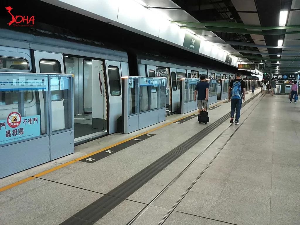 Tàu điện MTR tại Hong Kong