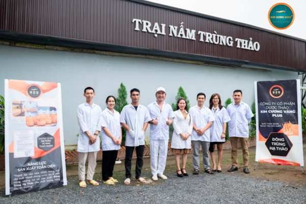 Tiến Luật cùng đội ngũ kỹ thuật nghiên cứu của Kim Cương Vàng tại trang trại nấm đông trùng hạ thảo