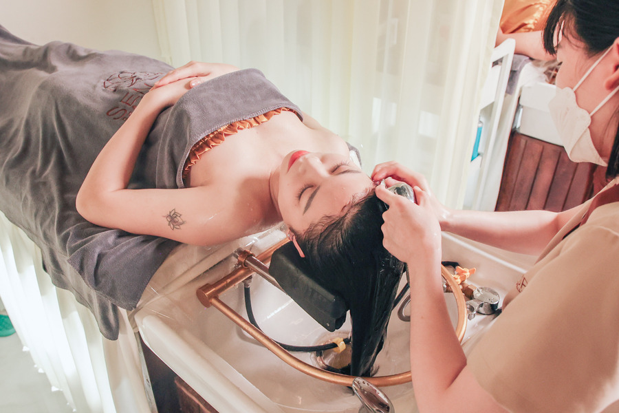 Làm sạch da đầu và tóc bằng gội đầu dưỡng sinh Trung Hoa