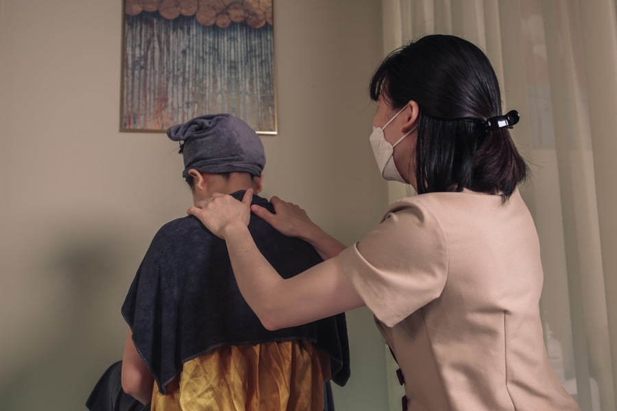 Tiếp tục massage cổ và vai bằng ngón tay cái