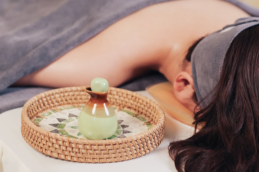 Massage lăn tay cho vùng dưới cổ