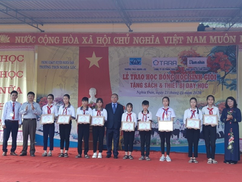 Tưng bừng lễ trao tặng sách, thiết bị học tập và học bổng cho Trường THCS xã Nghĩa Lộc, huyện Nghĩa Đàn, Nghệ An