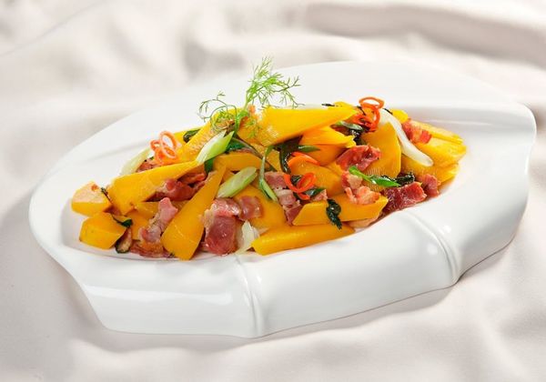 Cách làm bí đỏ xào thịt heo cho bữa cơm nhà thêm hấp dẫn