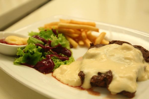 Cách làm bò bít tết sốt phô mai béo mịn chuẩn vị Âu