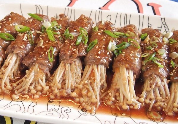 Cách làm bò cuộn nấm kim châm sốt cà chua đưa cơm ngày lạnh