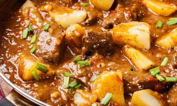 Cách nấu bò hầm khoai tây cà rốt mềm ngon, đậm đà hương vị