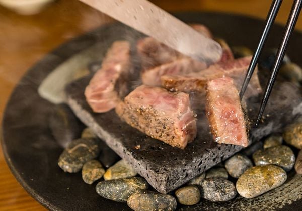 Cách nướng bò bằng đá nóng giữ trọn vị ngọt mềm tự nhiên