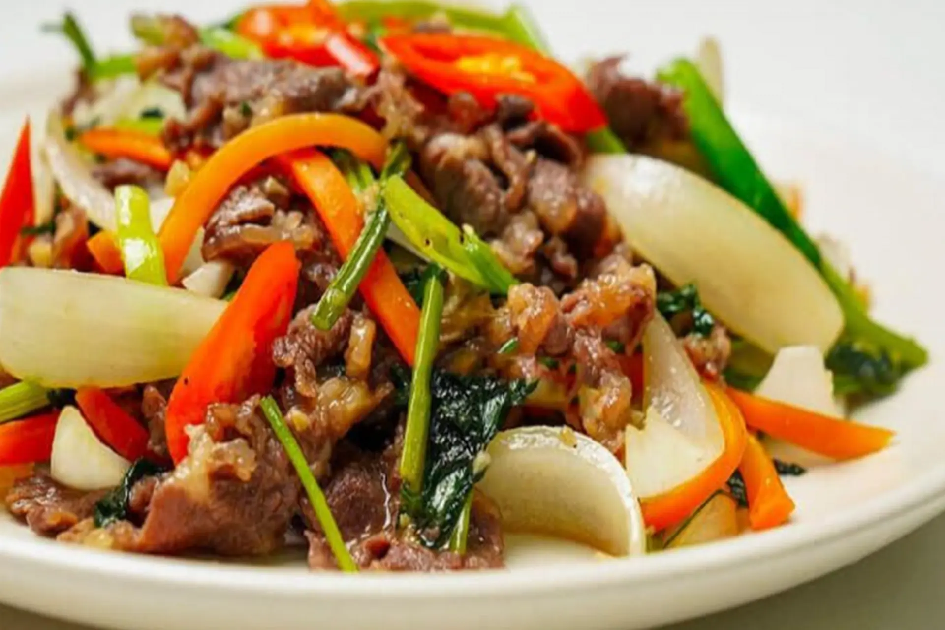 Cách làm bò xào cần tây giòn ngon thanh mát dễ ăn