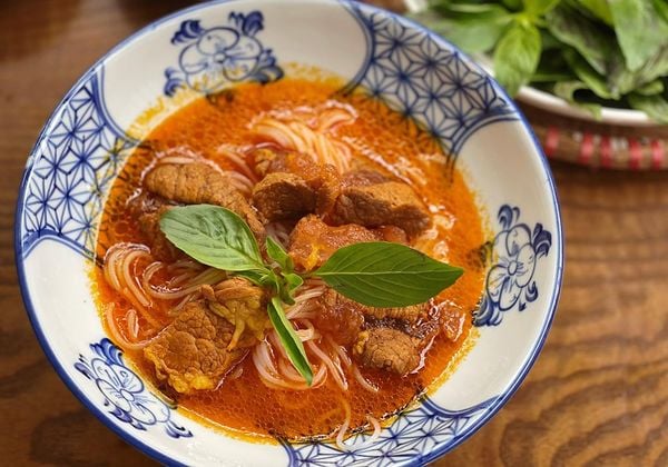 Hướng dẫn làm bún bò cay kiểu miền Tây, ăn là ghiền