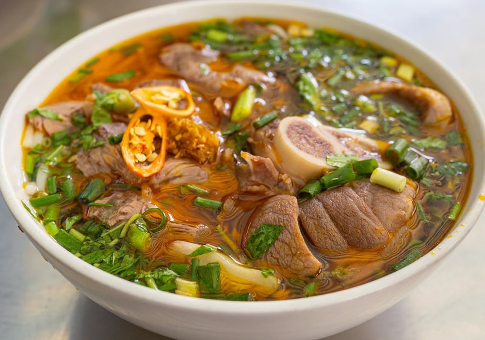 Hướng dẫn nấu bún bò giò heo béo thơm mà không ngấy