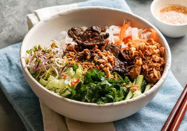 Cách làm bún bò Nam Bộ trộn rau sống và nước mắm chua ngọt