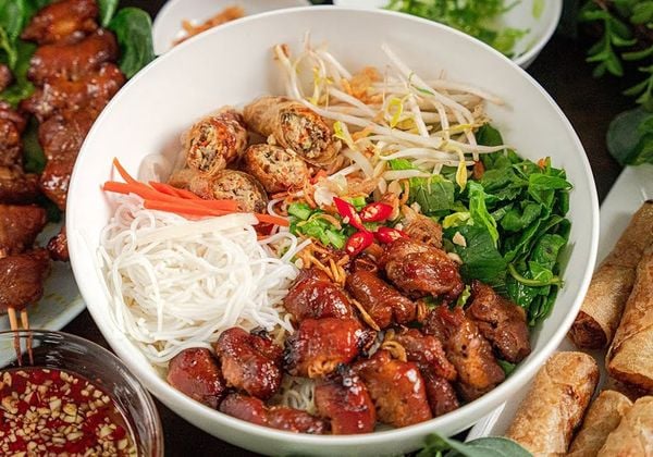 Cách làm bún thịt nướng chả giò ngon trọn hương vị tại nhà