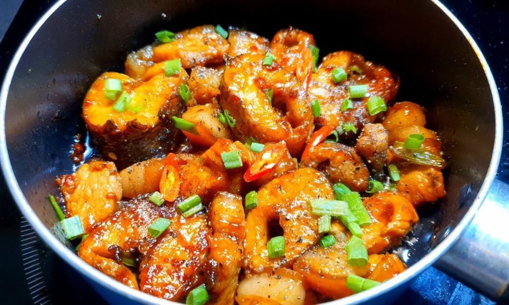 Hướng dẫn làm cá lóc kho thịt ba rọi béo thơm, đậm đà cơm nhà