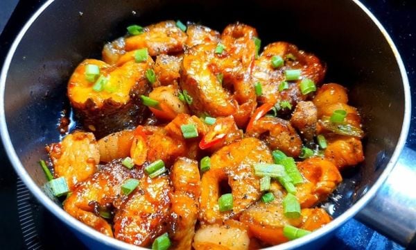 Hướng dẫn làm cá lóc kho thịt ba rọi béo thơm, đậm đà cơm nhà