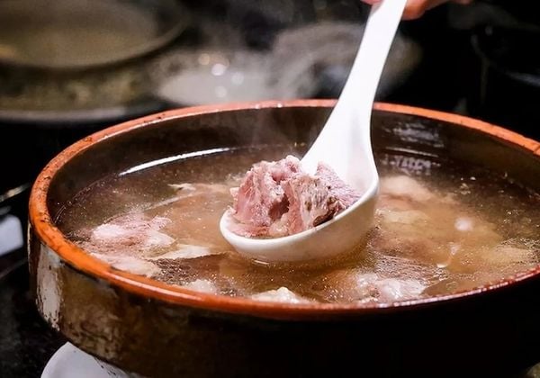 Mẹo hầm xương bò nhanh mềm nước ngọt trong veo đậm vị