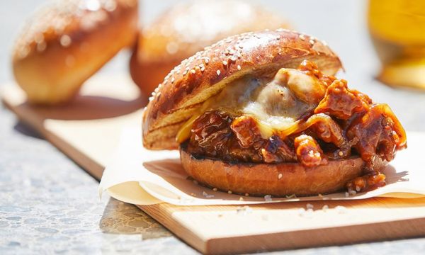 Hướng dẫn cách làm bánh hamburger heo thơm mềm, chuẩn vị Mỹ