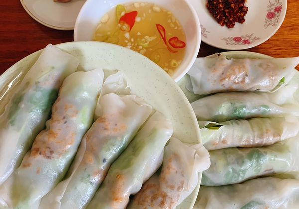 Cách làm bánh ướt cuốn thịt ăn cùng nước mắm tỏi