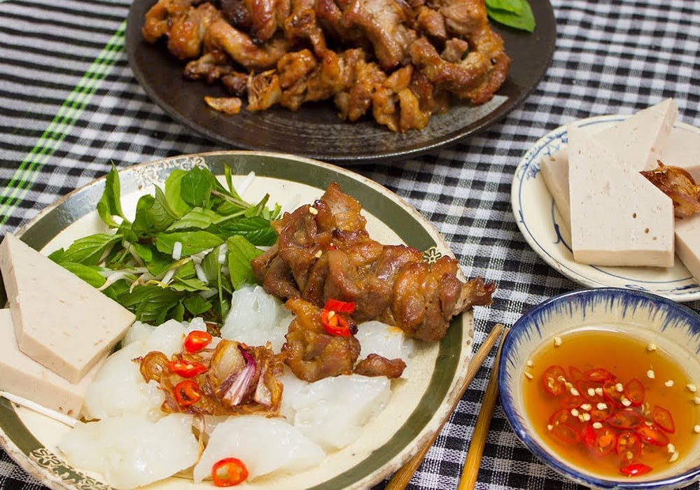 Cách làm bánh ướt cuốn thịt ăn cùng nước mắm tỏi