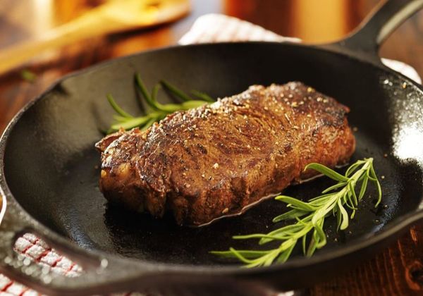 Cách làm bò bít tết bằng chảo nóng thơm nức chỉ sau 10 phút