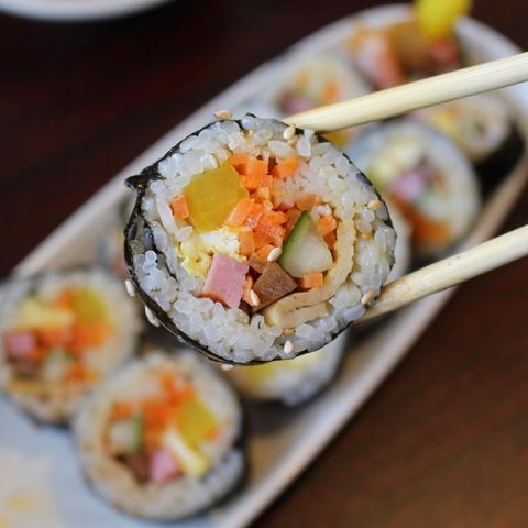 Cách làm kimbap Hàn Quốc cho bé