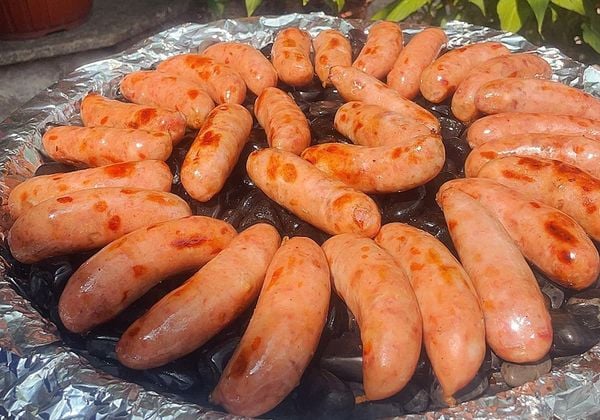 Cách làm lạp xưởng nướng đá với chảo chống dính và máy xay thịt