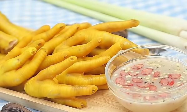 Hướng dẫn cách luộc chân gà với bột nghệ và thuốc bắc
