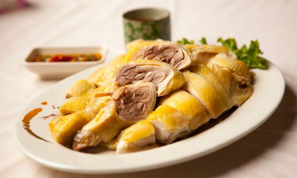 Cách luộc gà ngon da căng bóng, thịt mềm, không bị khô