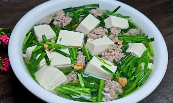 Cách nấu canh hẹ đậu hũ thịt bằm thanh mát, bổ dưỡng