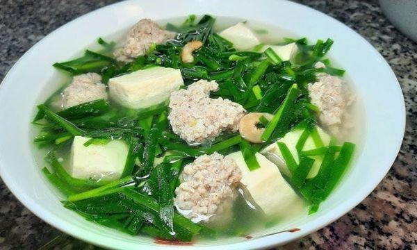 Cách nấu canh hẹ thịt băm ngọt thanh giải cảm, ấm bụng