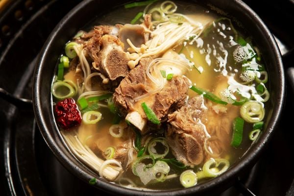 Cách nấu canh xương bò trong ngọt cho bữa cơm ấm cúng