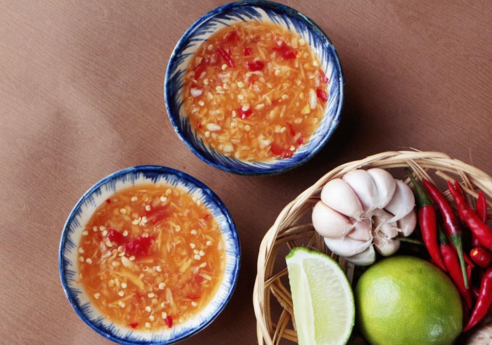 Cách pha nước chấm thịt luộc chua cay thơm vị tỏi ớt