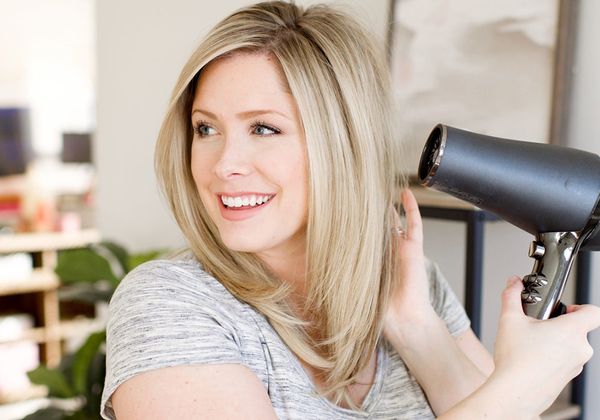 Hướng dẫn cách sấy tóc cụp bằng máy sấy tóc chuẩn salon