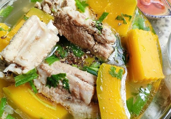 Hướng dẫn làm canh bí đỏ nấu sườn heo thơm ngon cho ngày mưa